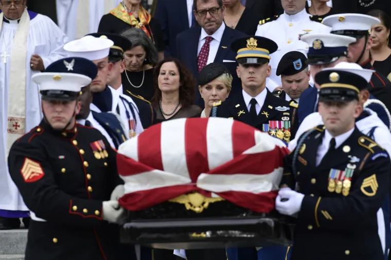 Na privatnoj ceremoniji pokopan John McCain