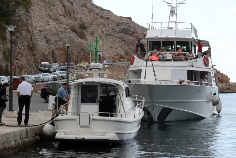 FOTO Jablanac: Očevid u luci nakon sudara turističkog broda i glisera