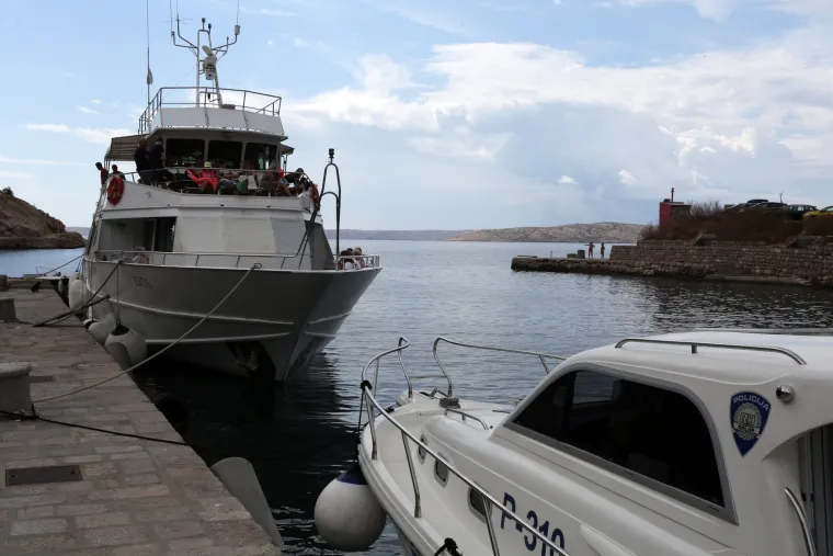 FOTO Jablanac: Očevid u luci nakon sudara turističkog broda i glisera