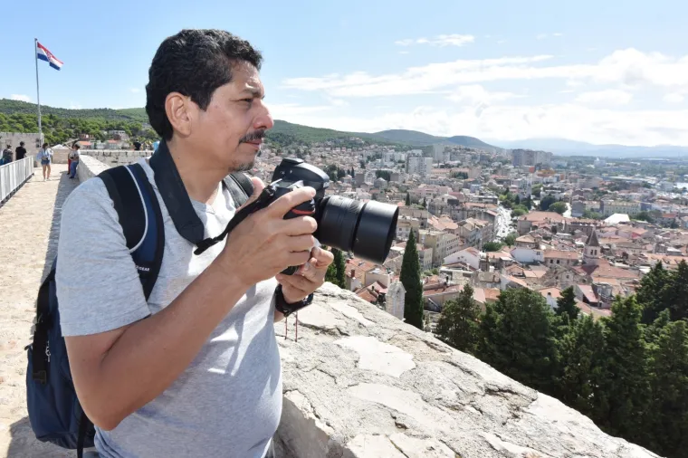 AFP-OV FOTOGRAF KOJI SE VESELIO S VATRENIMA GOSTUJE NA JADRANU: S obitelji obišao šibenske znamenitosti