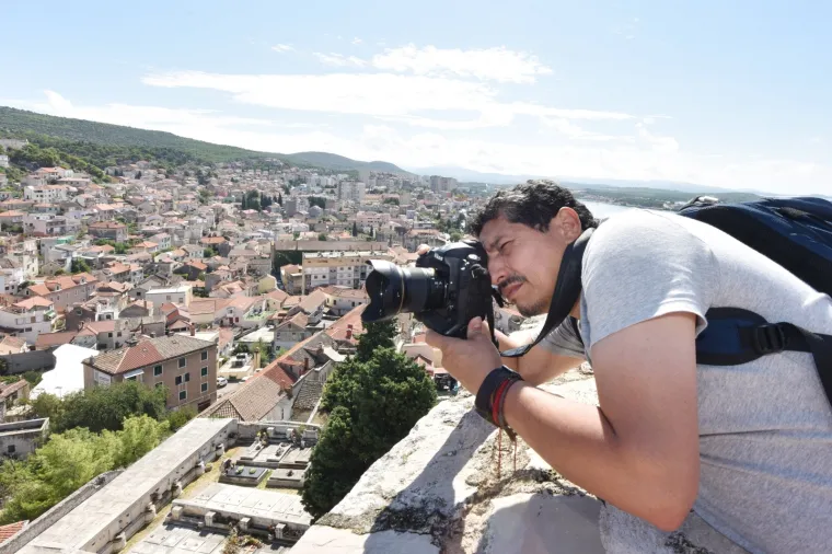 AFP-OV FOTOGRAF KOJI SE VESELIO S VATRENIMA GOSTUJE NA JADRANU: S obitelji obišao šibenske znamenitosti