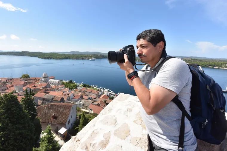 AFP-OV FOTOGRAF KOJI SE VESELIO S VATRENIMA GOSTUJE NA JADRANU: S obitelji obi&scaron;ao &scaron;ibenske znamenitosti