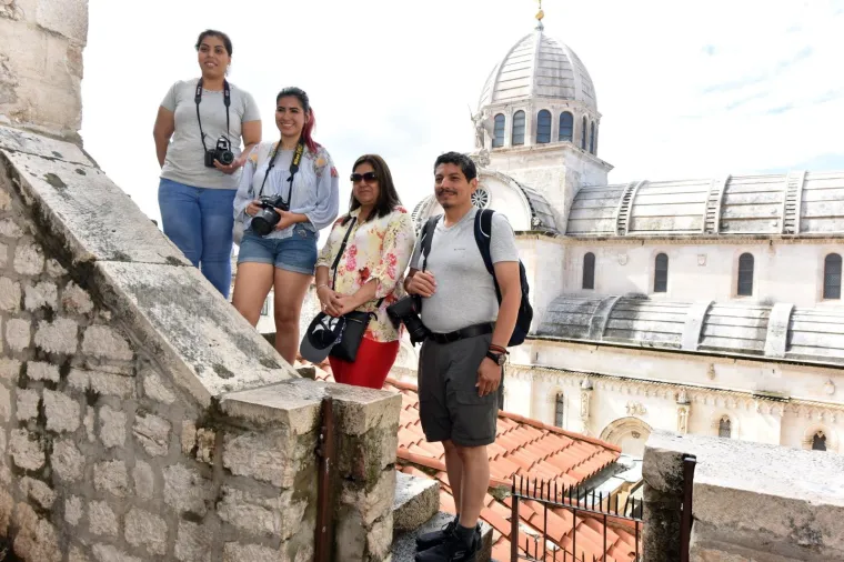 AFP-OV FOTOGRAF KOJI SE VESELIO S VATRENIMA GOSTUJE NA JADRANU: S obitelji obi&scaron;ao &scaron;ibenske znamenitosti