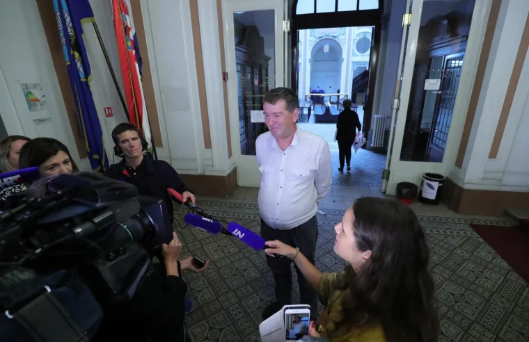 'Nesvrstana' djevojčica ipak na nastavi: Pred medije stali njena majka i ravnatelj &scaron;kole