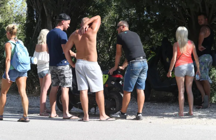 Vozačica na Marjanu motociklom sletjela u provaliju duboku 30-ak metara