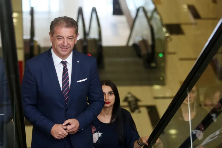 Ličko-senjski župan Darko Milinović, koji je u ponedjeljak isključen iz HDZ-a, u zagrebačkom hotelu Antunović održao je konferenciju za medije pod nazivom &ldquo;Samo istina&rdquo;.&lsquo;HDZ se ne mijenja izlaskom iz HDZ-a, zato ostajte u HDZ-u i mijenjajte ga iznutra. Ne smijemo dopustiti Plenkoviću da odvede HDZ u krilo SDP-a&rsquo;, poručio je Milinović nezadovoljnicima koji su ostali u stranci i rekao kako se ne vraća u Sabor.