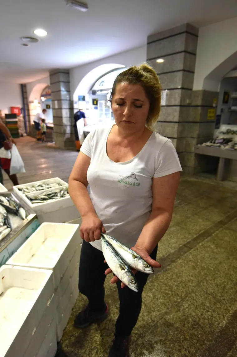 UŽAS U PULSKOJ RIBARNICI: Na prodavačicu bacila solnu kiselinu ljutita zbog prodane ribe