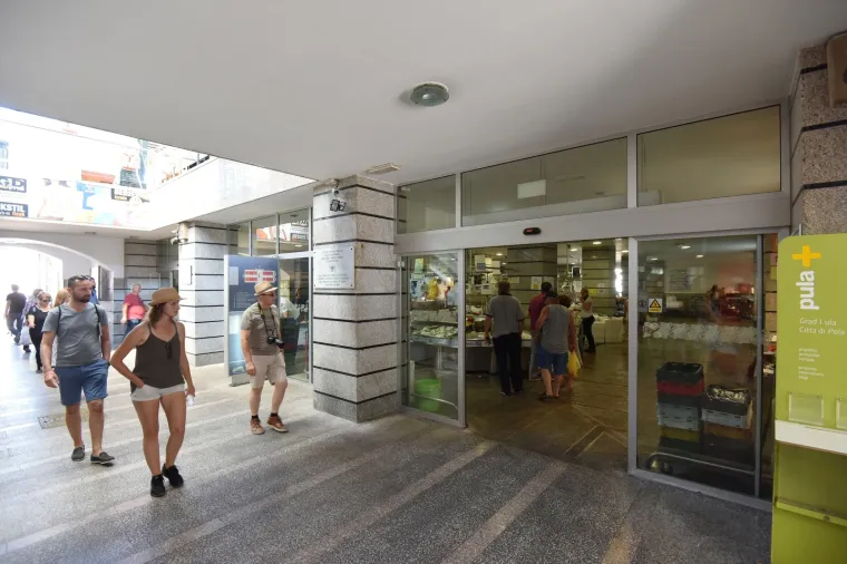 UŽAS U PULSKOJ RIBARNICI: Na prodavačicu bacila solnu kiselinu ljutita zbog prodane ribe