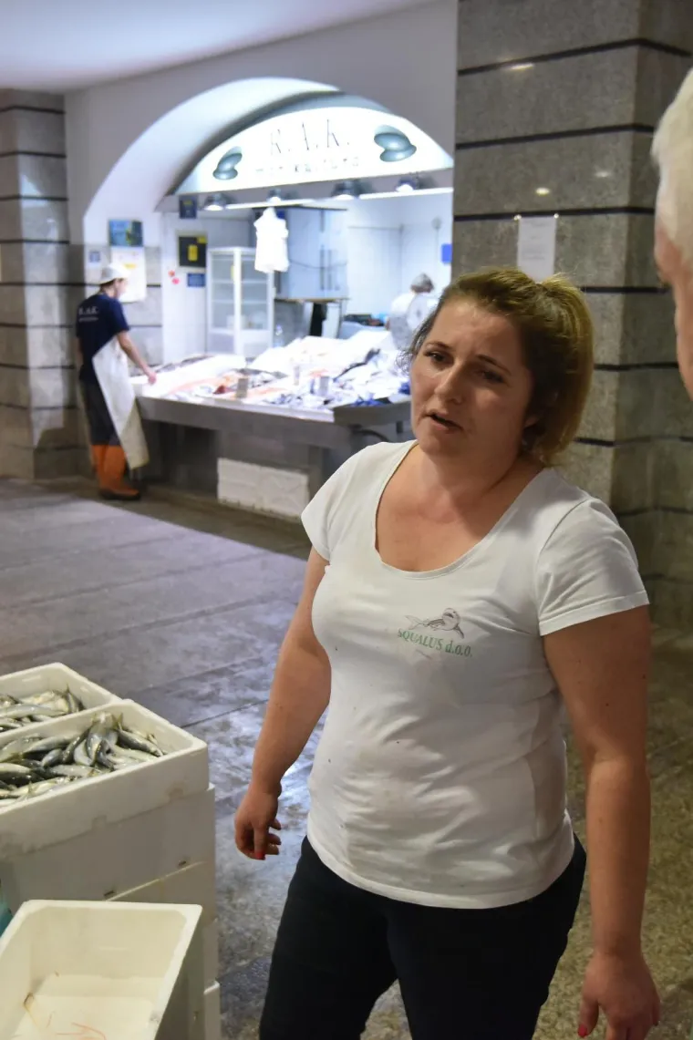 UŽAS U PULSKOJ RIBARNICI: Na prodavačicu bacila solnu kiselinu ljutita zbog prodane ribe