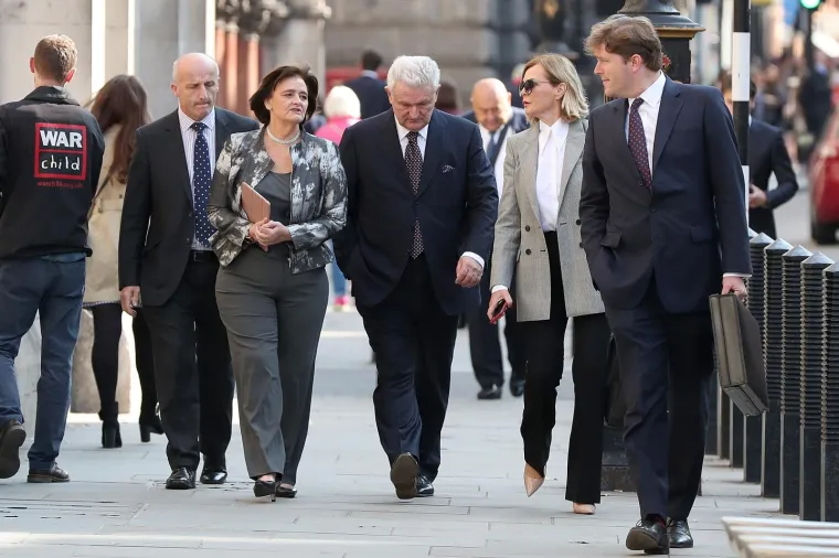 GAZDA NE SKIDA OSMIJEH S LICA: Na londonski sud stigao u pratnji svojih odvjetnica