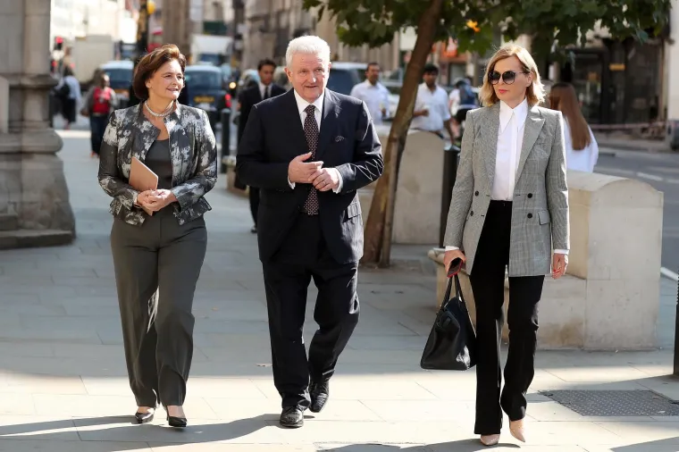 GAZDA NE SKIDA OSMIJEH S LICA: Na londonski sud stigao u pratnji svojih odvjetnica