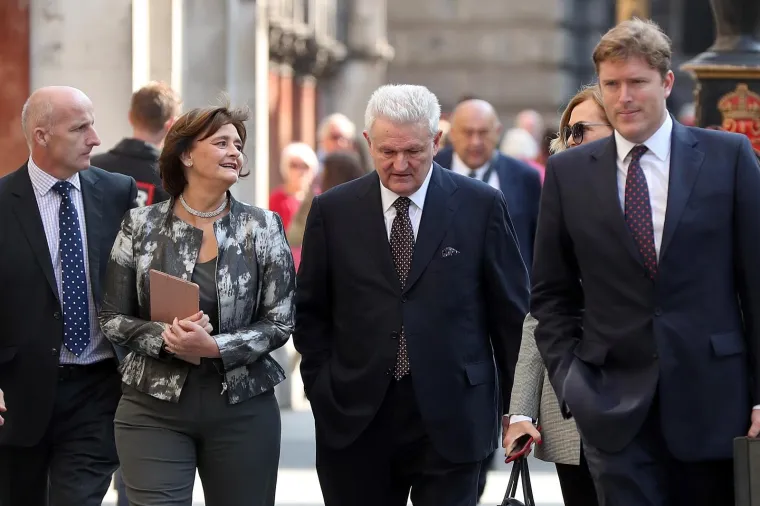 GAZDA NE SKIDA OSMIJEH S LICA: Na londonski sud stigao u pratnji svojih odvjetnica