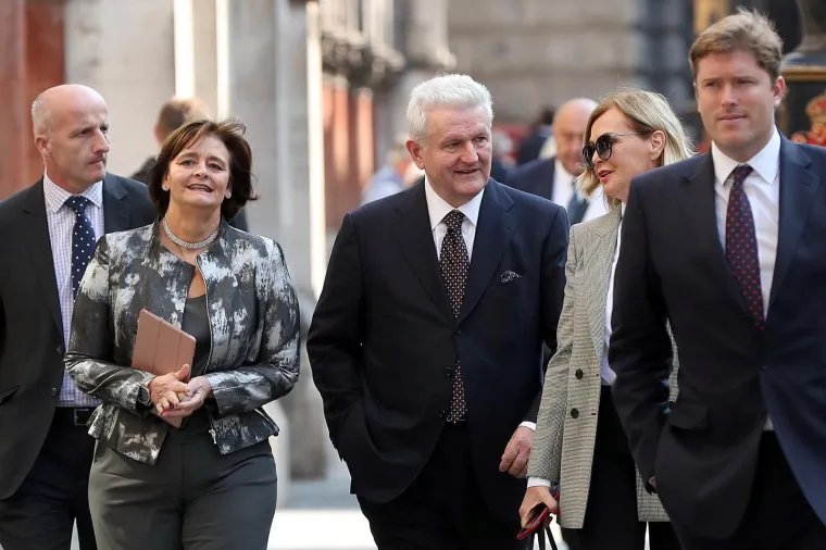 GAZDA NE SKIDA OSMIJEH S LICA: Na londonski sud stigao u pratnji svojih odvjetnica