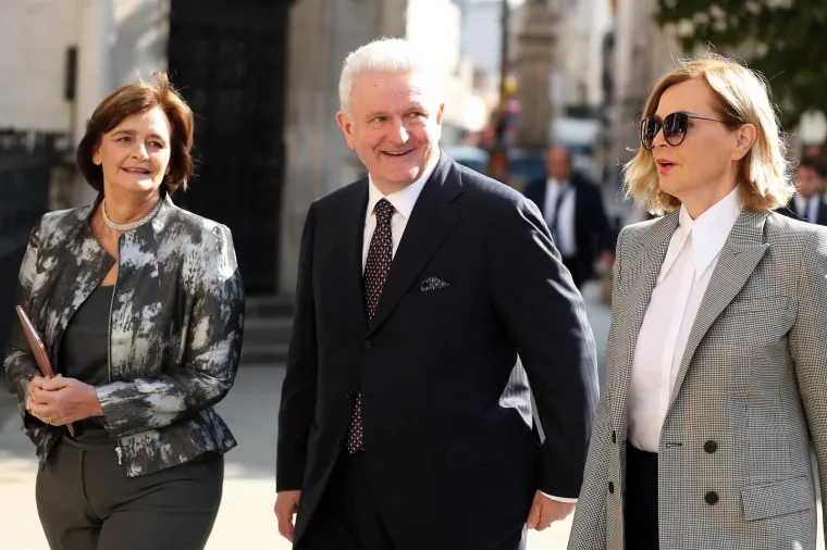 GAZDA NE SKIDA OSMIJEH S LICA: Na londonski sud stigao u pratnji svojih odvjetnica