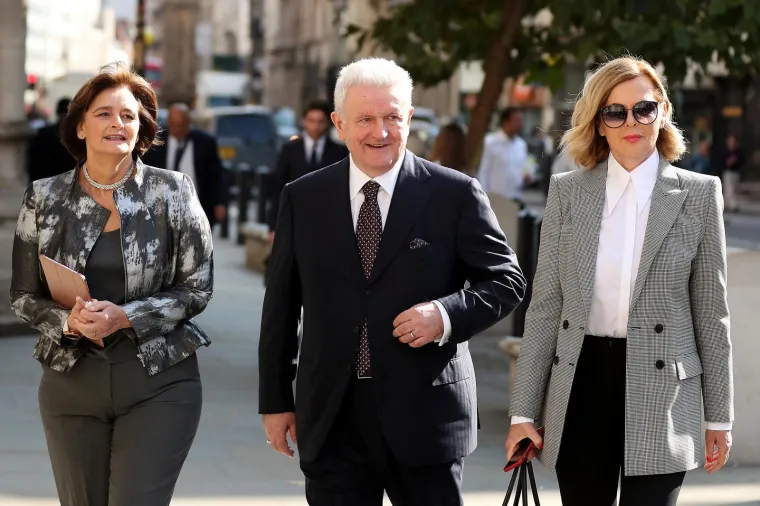 Gazda je bio dobro raspoložen u društvu svojih odvjetnica.