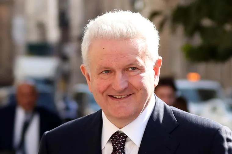 GAZDA NE SKIDA OSMIJEH S LICA: Na londonski sud stigao u pratnji svojih odvjetnica