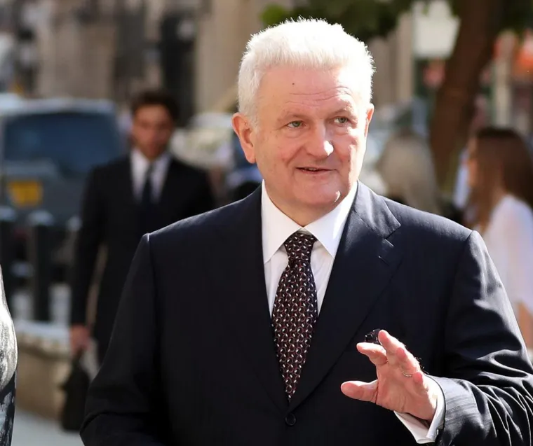 GAZDA NE SKIDA OSMIJEH S LICA: Na londonski sud stigao u pratnji svojih odvjetnica