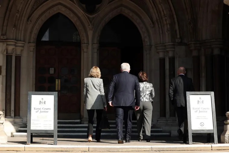 GAZDA NE SKIDA OSMIJEH S LICA: Na londonski sud stigao u pratnji svojih odvjetnica