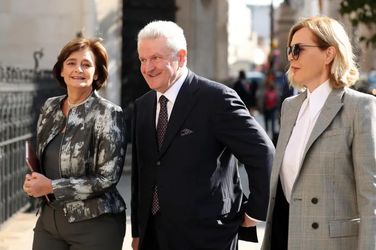 GAZDA NE SKIDA OSMIJEH S LICA: Na londonski sud stigao u pratnji svojih odvjetnica