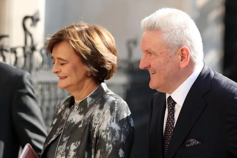 GAZDA NE SKIDA OSMIJEH S LICA: Na londonski sud stigao u pratnji svojih odvjetnica