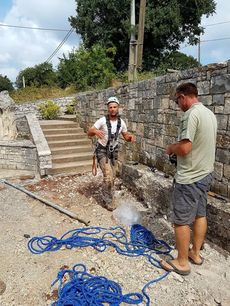 Sadnja lipe u središtu Postrane, zaseoka Žrnova na Korčuli, pretvorila se u pravu istraživačku avanturu jer se ispod iskopane rupe otvorila jama duboka barem 35 metara.