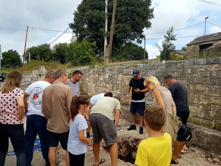 Na Korčuli sadili lipu pa otkrili jamu duboku 35 metara