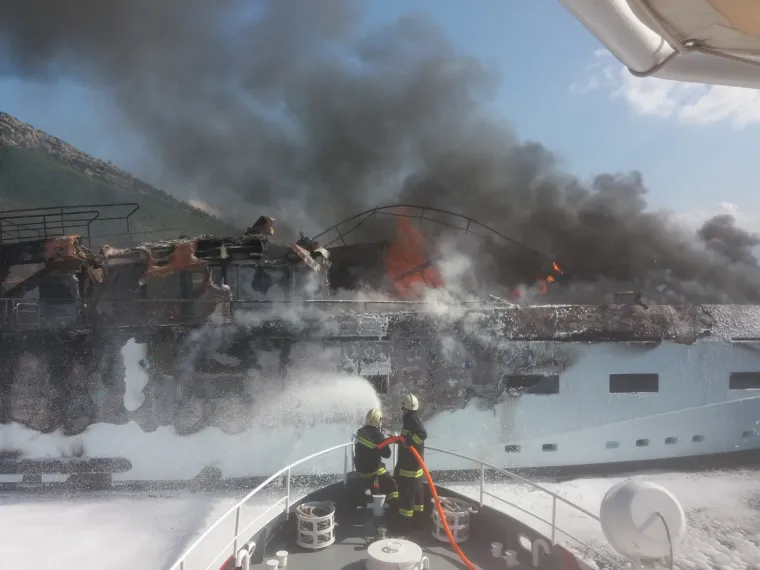 U Dubrovačkom akvatroriju do&scaron;lo je jutros do požara na jednoj većoj jahti s koje je upućen poziv u pomoć. U trenutku požara na inače luksuznoj jahti "Kanga", dugoj 40 metara, nalazilo se devet putnika te četiri člana posade. Svi su spa&scaron;eni.