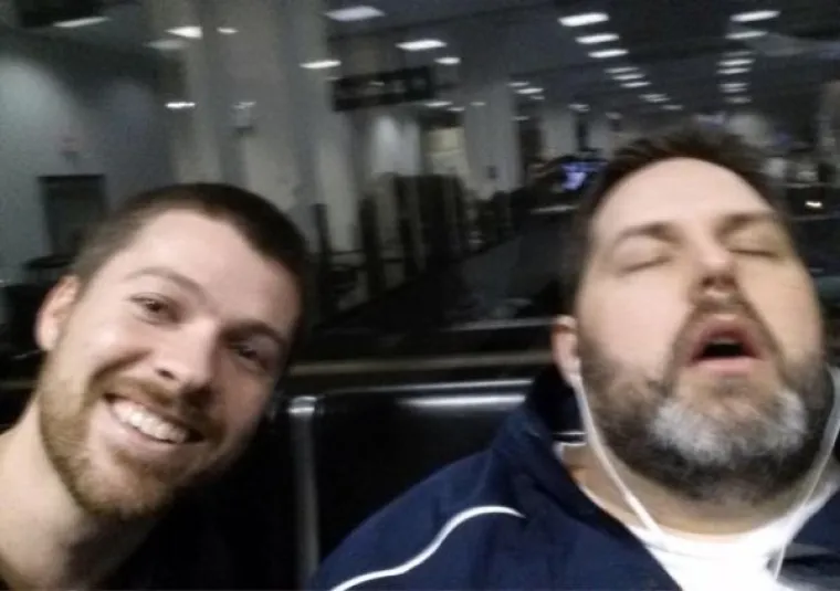 'Upravo sam dobila MMS sa suprugovog mobitela.  On je ovaj koji spava, pojma nemam tko je lik koji je snimio selfi"