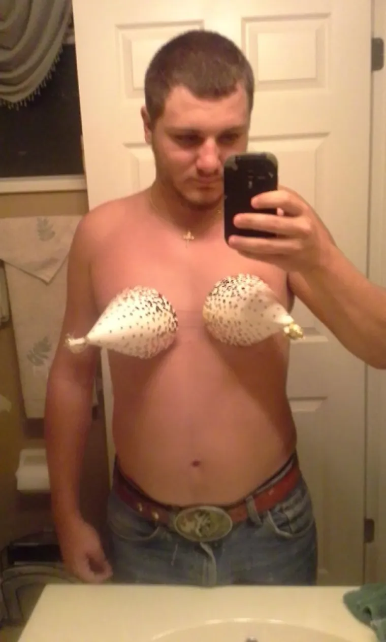 'Izbio sam se od alkohola na tulumu, i nemam pojma ko je ovaj lik'