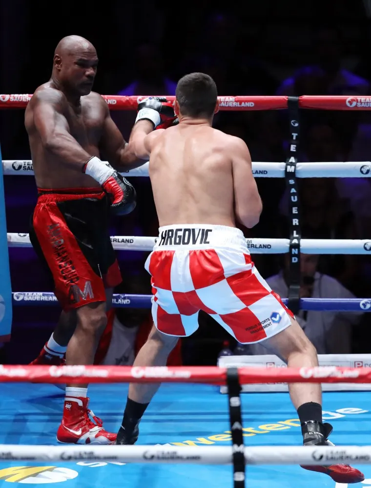 HRGOVIĆ JE NOVI WBC PRVAK: Nokautom protiv Mansoura uzeo prvi pojas u karijeri