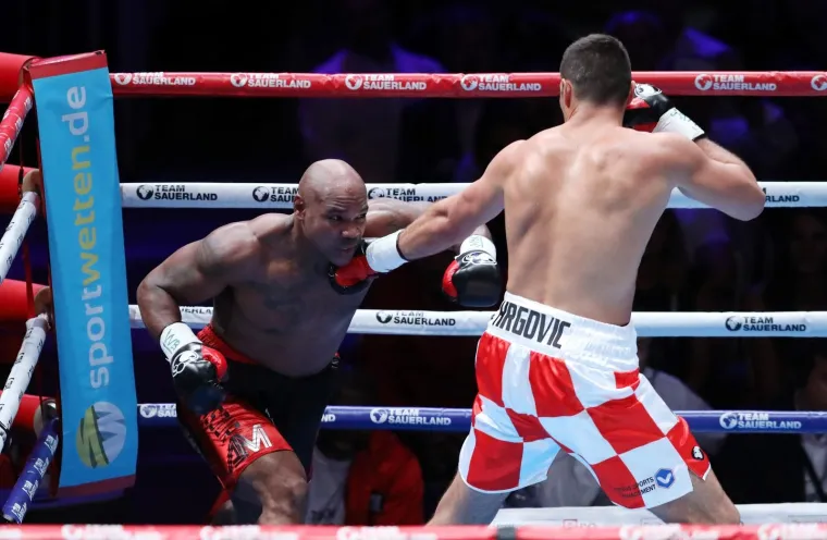HRGOVIĆ JE NOVI WBC PRVAK: Nokautom protiv Mansoura uzeo prvi pojas u karijeri