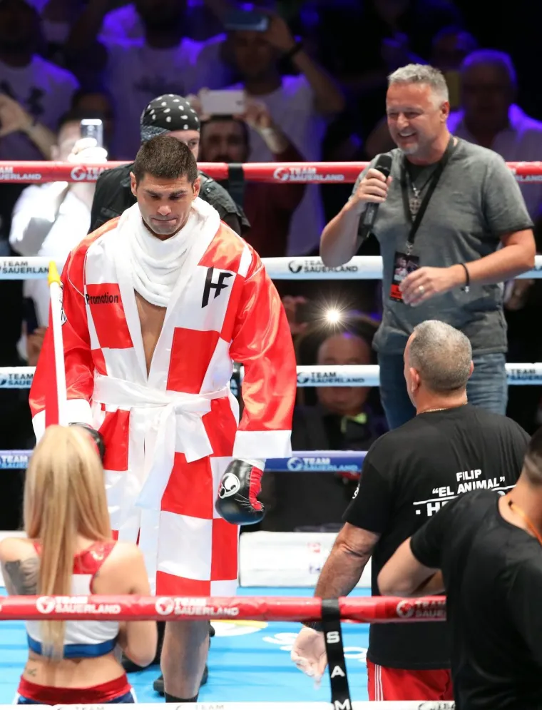 EL ANIMALU SE ISPUNILA NAJVEĆA ŽELJA: Hrgović uz Thompsonove 'Gene kamene' u&scaron;ao u ring u krcatoj Areni