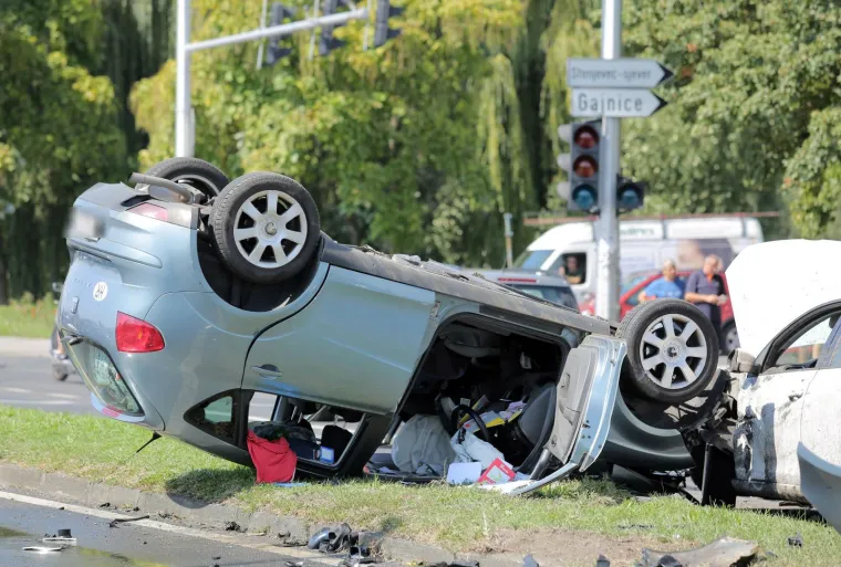 U ŽESTOKOM FRONTALNOM SUDARU U ZAGREBU JEDNA OSOBA OZLIJEĐENA: Nova nesreća na Aleji Bologne