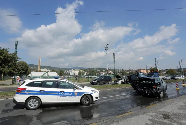 U ŽESTOKOM FRONTALNOM SUDARU U ZAGREBU JEDNA OSOBA OZLIJEĐENA: Nova nesreća na Aleji Bologne