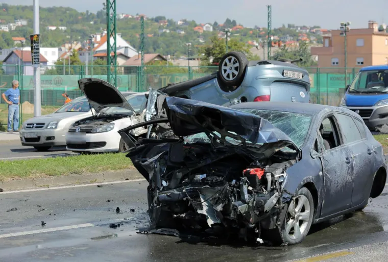 U ŽESTOKOM FRONTALNOM SUDARU U ZAGREBU JEDNA OSOBA OZLIJEĐENA: Nova nesreća na Aleji Bologne