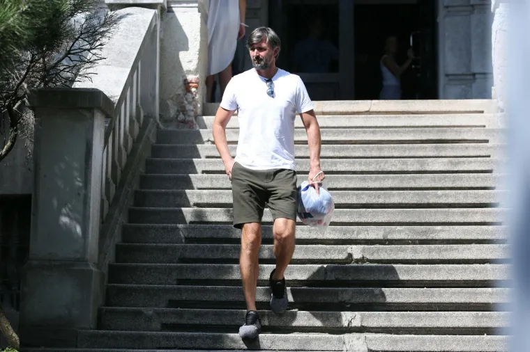 GORAN IVANI&Scaron;EVIĆ POSJETIO SUPRUGU I SINA U BOLNICI: Ponosni otac snimljen kako izlazi iz Petrove