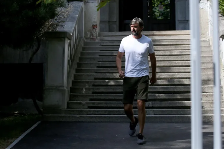 GORAN IVANI&Scaron;EVIĆ POSJETIO SUPRUGU I SINA U BOLNICI: Ponosni otac snimljen kako izlazi iz Petrove