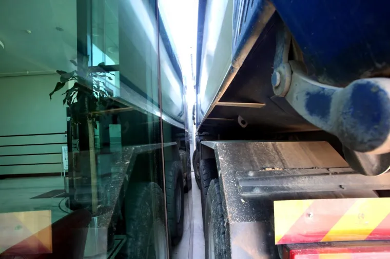 Kamionima blokirao ulaz u osiguravajuću kuću u Splitu