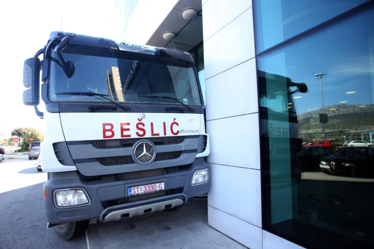 Kamionima blokirao ulaz u osiguravajuću kuću u Splitu