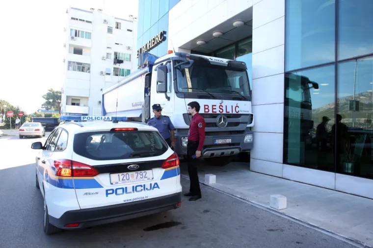 Kamionima blokirao ulaz u osiguravajuću kuću u Splitu