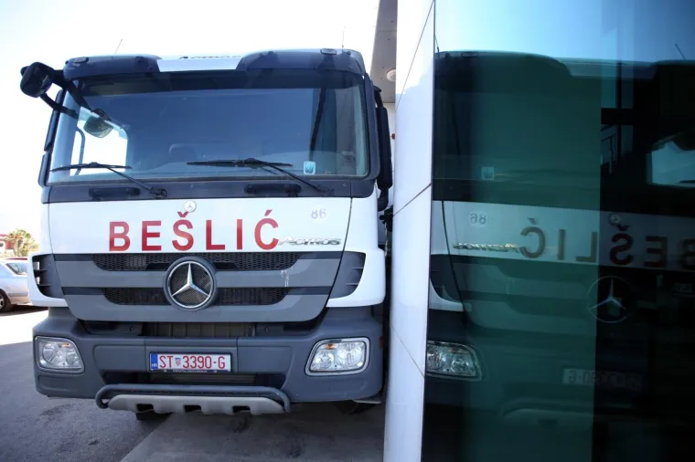 Kamionima blokirao ulaz u osiguravajuću kuću u Splitu