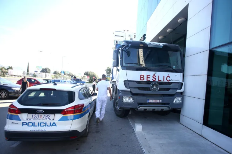 Kamionima blokirao ulaz u osiguravajuću kuću u Splitu
