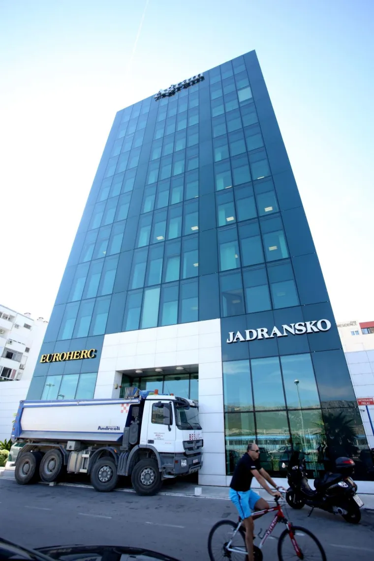 Kamionima blokirao ulaz u osiguravajuću kuću u Splitu