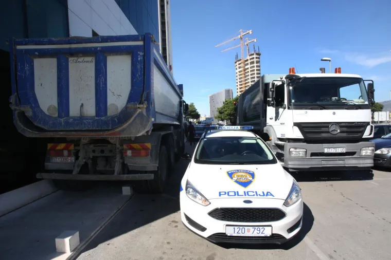 Kamionima blokirao ulaz u osiguravajuću kuću u Splitu