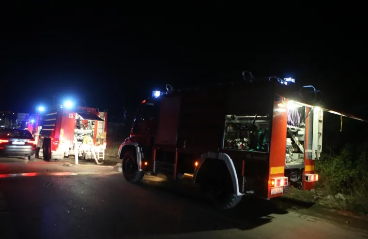 Brzom intervencijom vatrogasaca spriječeno je &scaron;irenje požara niskog raslinja na prilazu TTTS-u (Transportno trgovačkom terminalu Split).