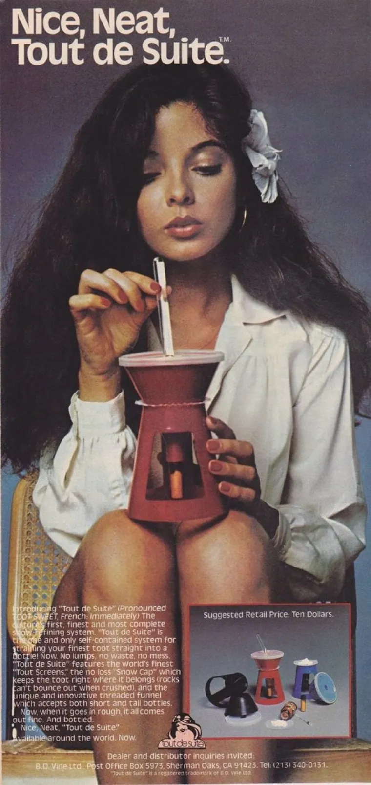 Načelno, jo&scaron; od 1914.  kokain je ilegalan u SAD-u odnosno mogao se davati samo na liječnički recept. No to nije spriječilo njegovu popularnost. Jedini rezultat zabrane bio je da ga &scaron;efovi vi&scaron;e nisu dijelili radnicima kako bi bili produktivniji, ili liječnici ženama koje žele smr&scaron;avjeti (ili Freud koji njime liječio 'histeriju') nego je postao zabava za elitu. Pravu eksploziju doživio je '70ih kada je uzimanje kokaina postala stvar prestiža. A naravno, uz to je i&scaron;ao i čitav niž popratne aparature. Ako mislite da je sve stalo na pozlaćenim slamčicama, varate se.  Iako je kokain bio ilegalan, pribor nije pa ne samo da se prodavao nego i ogla&scaron;avao.