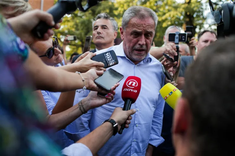 Danas u 17.15 sati okupilo se ispred Osnovne škole Vukomerec oko stotinjak roditelja djece te škole kako bi prosvjedovali zbog jučerašnje pucnjave koja je zahvatila i tu školu. Pri tome zatražili su intervenciju nadležnih institucija kako bi djeca bez straha i u miru mogla pohađati nastavu.