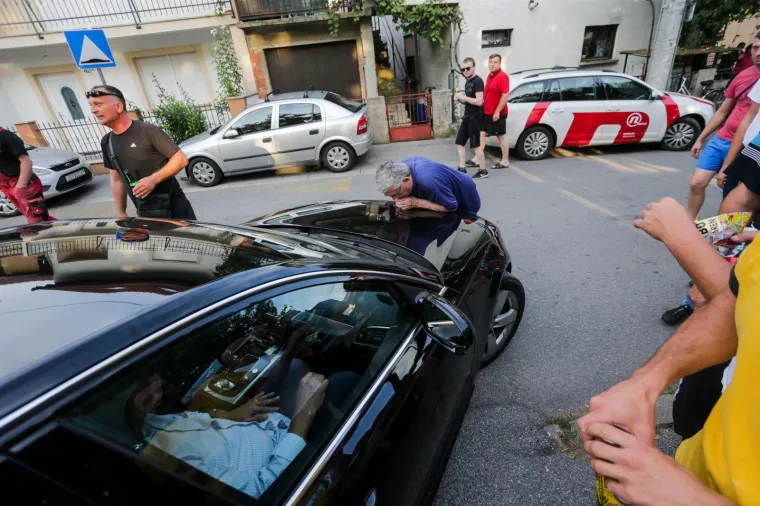 Nakon što je gradonačelnik Bandić izašao sa sastanka, izviždali su ga okupljeni prosvjednici. No, Bandić im je poručio da će škola sutra normalno funkcionirati i najavio još jedan dolazak sutra u 17 sati.