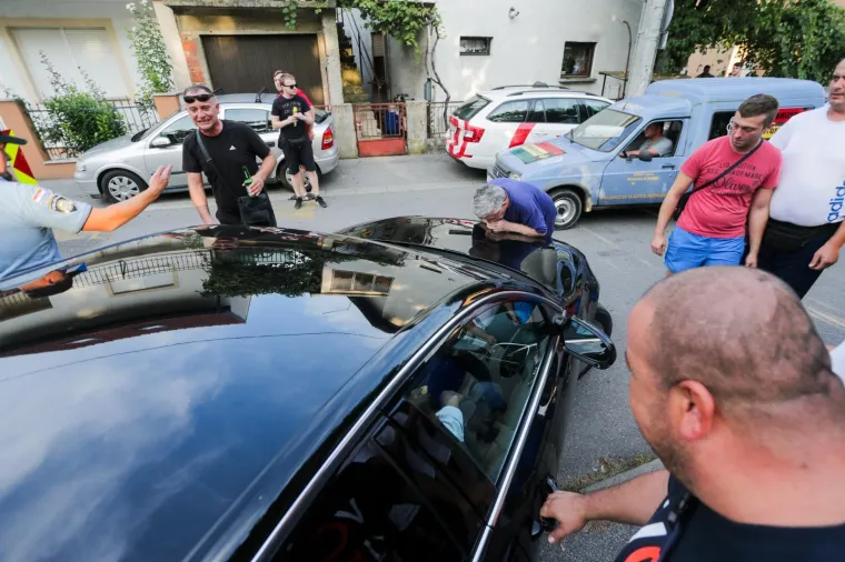 Neki su vikali kako nije u redu to što radi od Zagreba i pozvali na preuzimanje odgovornosti, a drugi su ga pitali što misli napraviti kako bi riješio problem.