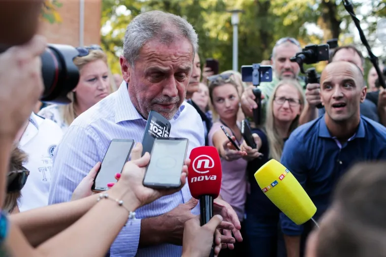 Prosvjednici su na odlasku iz Vukomerca automobil gradonačelnika Bandića zasuli raznim predmetima, pa i bocama, zbog čega mu je ostalo razbijeno vjetrobransko staklo.